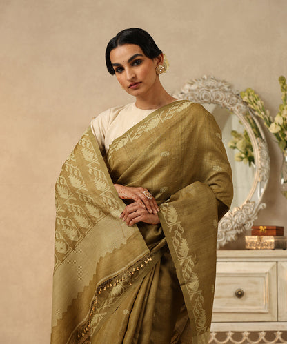 Heena_Green_Handloom_Pure_Tussar_Dhakai_Jamdani_Saree_With_Floral_Border_And_Pallu_WeaverStory_01