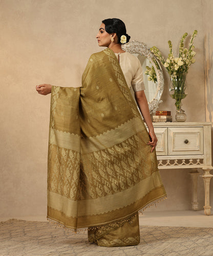 Heena_Green_Handloom_Pure_Tussar_Dhakai_Jamdani_Saree_With_Floral_Border_And_Pallu_WeaverStory_03