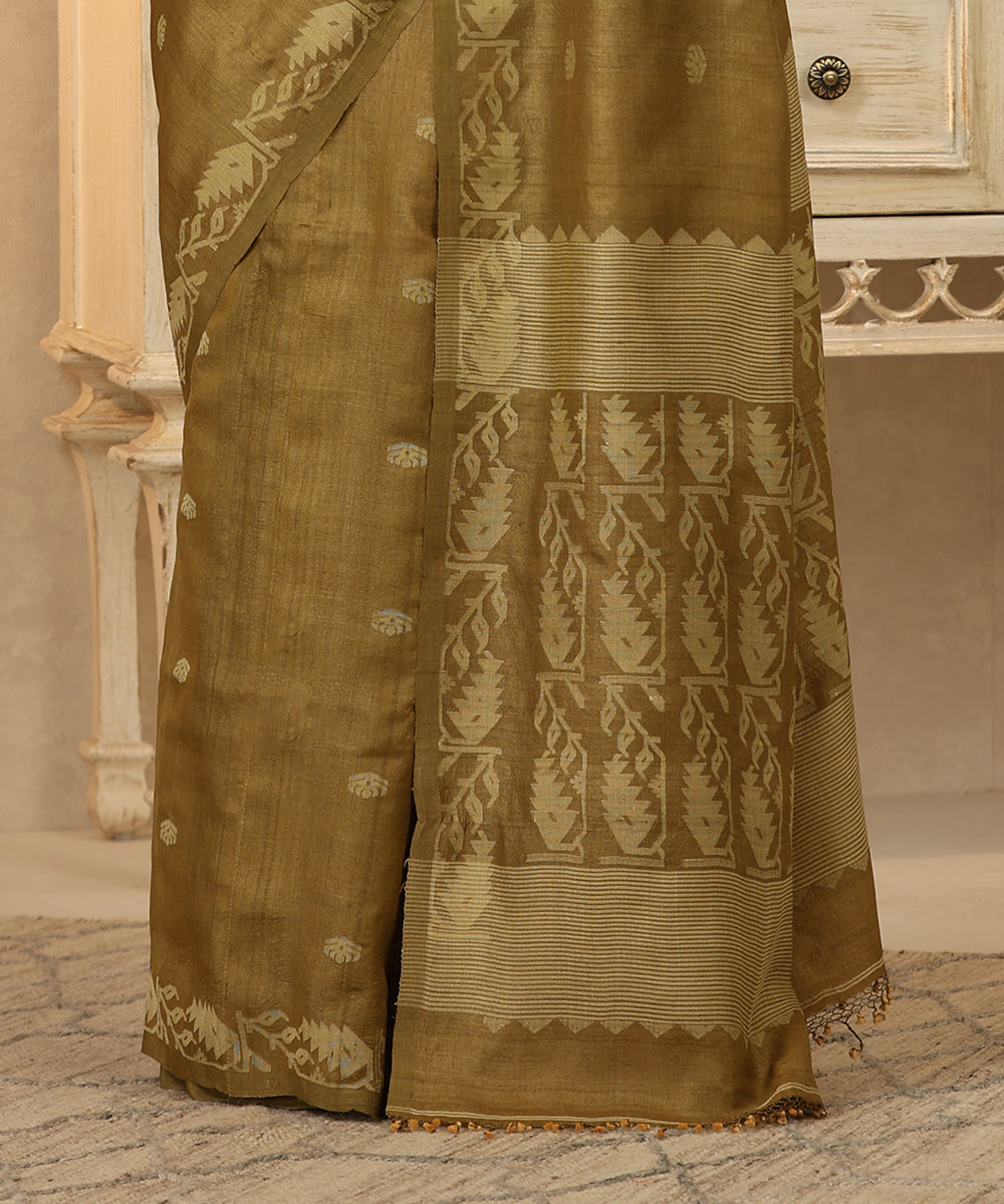 Heena_Green_Handloom_Pure_Tussar_Dhakai_Jamdani_Saree_With_Floral_Border_And_Pallu_WeaverStory_04