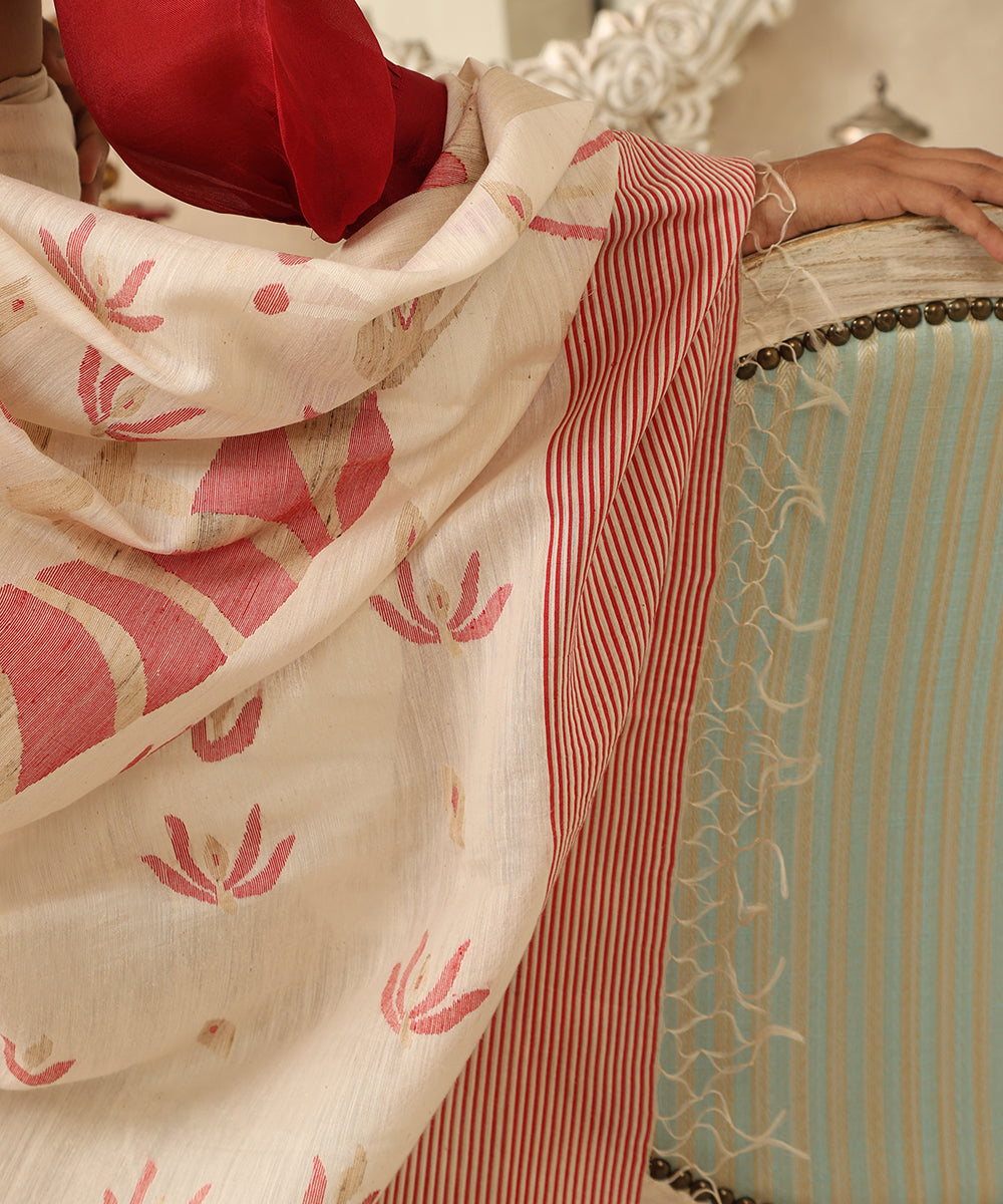 Handloom_Off_White_Handspun_Cotton_Dhakai_Jamdani_Saree_With_Sitar_On_Pallu_WeaverStory_04