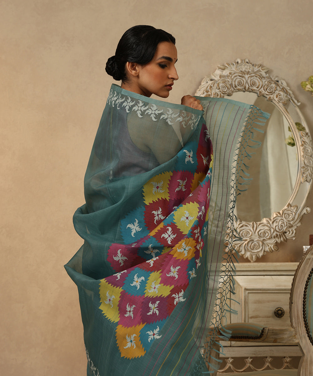 Handloom_Teal_Muslin_Dhakai_Jamdani_Saree_With_White_Flower_Motifs_On_Pallu_WeaverStory_01