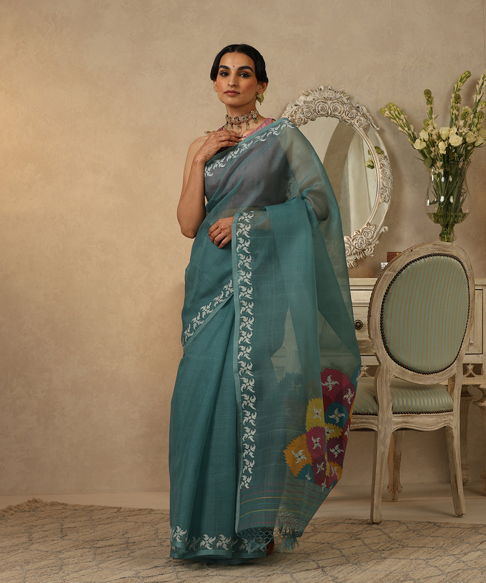 Handloom_Teal_Muslin_Dhakai_Jamdani_Saree_With_White_Flower_Motifs_On_Pallu_WeaverStory_02