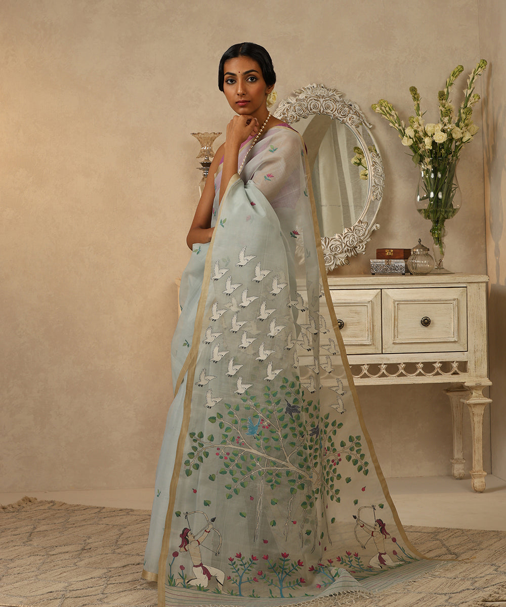 Handloom_Ice_Grey_Muslin_Dhakai_Jamdani_Saree_With_Hunter_By_The_Tree_In_Pallu_WeaverStory_02