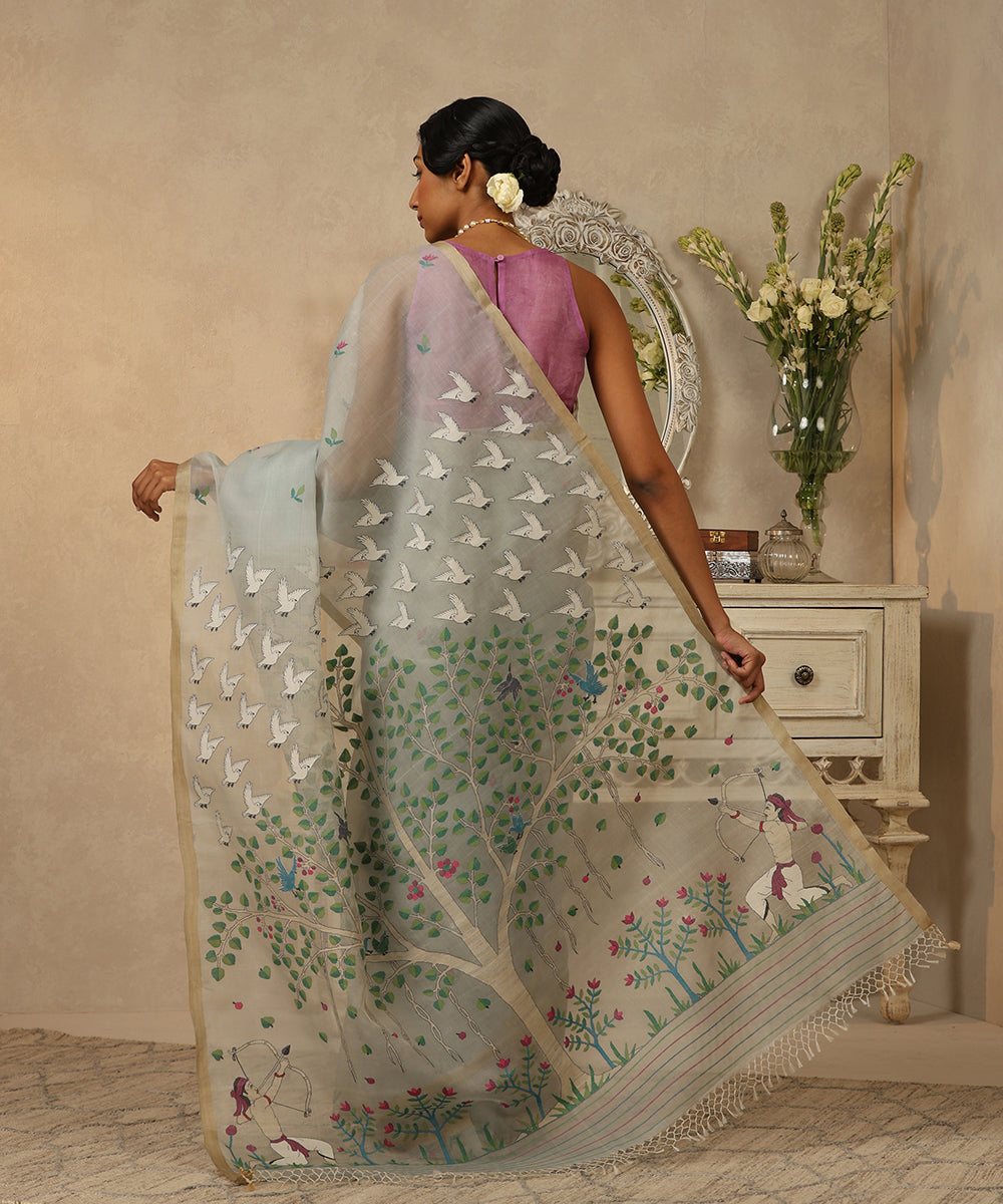 Handloom_Ice_Grey_Muslin_Dhakai_Jamdani_Saree_With_Hunter_By_The_Tree_In_Pallu_WeaverStory_03