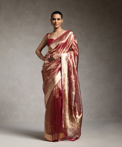 Handloom_Purple_And_Gold_Pure_Tissue_Silk_Banarasi_Saree_With_Kadhwa_Booti_WeaverStory_01