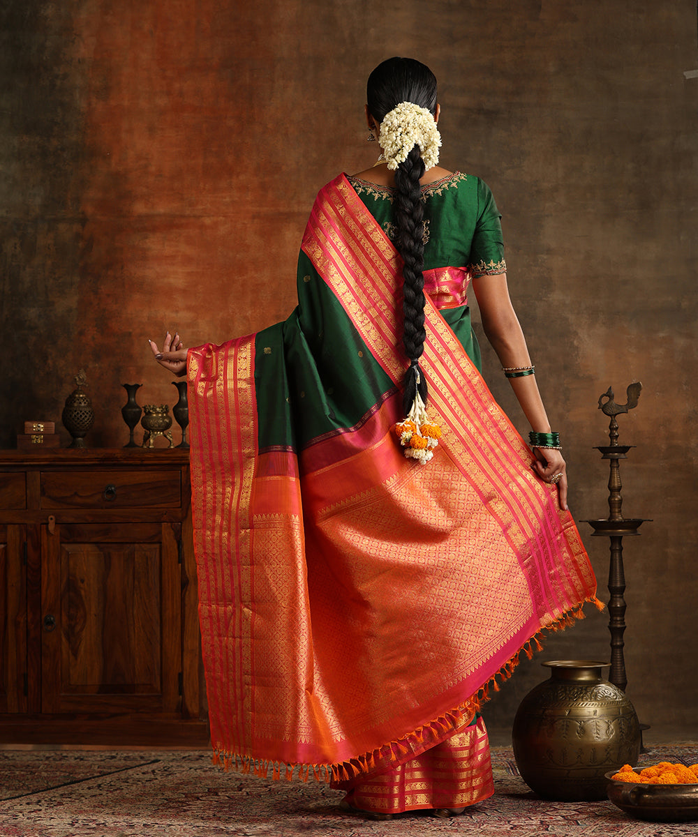 Handloom_Emerald_Green_Pure_Silk_Kanjivaram_Saree_With_Pink_Border_WeaverStory_03