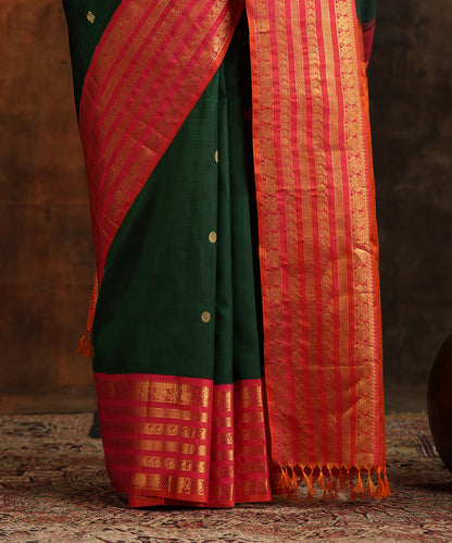 Handloom_Emerald_Green_Pure_Silk_Kanjivaram_Saree_With_Pink_Border_WeaverStory_05