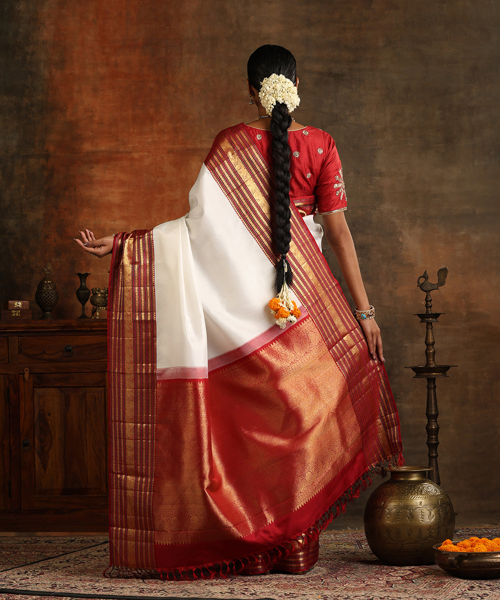 Offwhite_Handloom_Pure_Silk_Kanjivaram_Saree_With_Real_Zari_And_Maroon_Border_WeaverStory_03