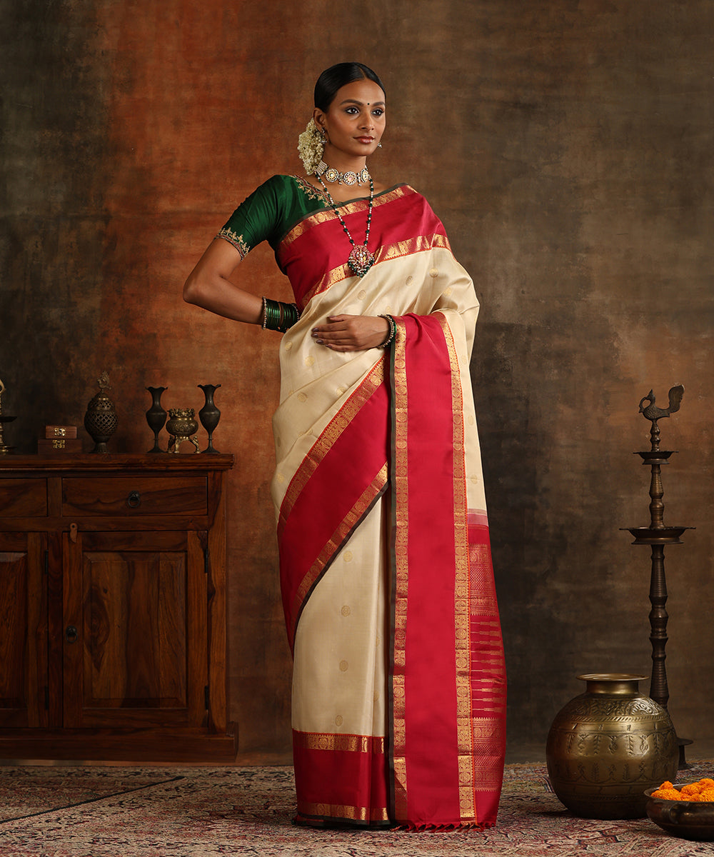 Handloom_Cream_Pure_Silk_Kanjivaram_Saree_With_Deep_Magenta_Border_And_Pure_Zari_WeaverStory_02