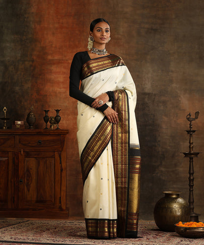 Cream_And_Black_Handloom_Pure_Silk_Kanjivaram_Saree_With_Pure_Zari_WeaverStory_02