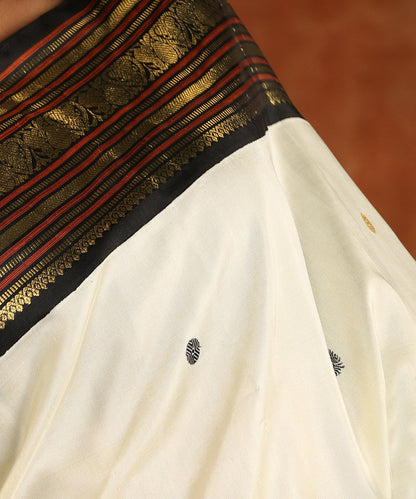 Cream_And_Black_Handloom_Pure_Silk_Kanjivaram_Saree_With_Pure_Zari_WeaverStory_04