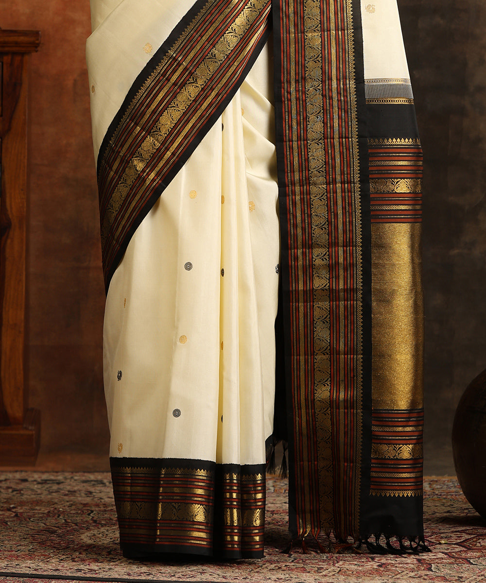 Cream_And_Black_Handloom_Pure_Silk_Kanjivaram_Saree_With_Pure_Zari_WeaverStory_05