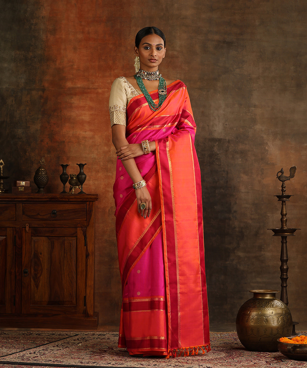 Handloom_Magenta_Pure_Silk_Kanjivaram_Saree_With_Orange_Border_And_Pure_Zari_WeaverStory_02