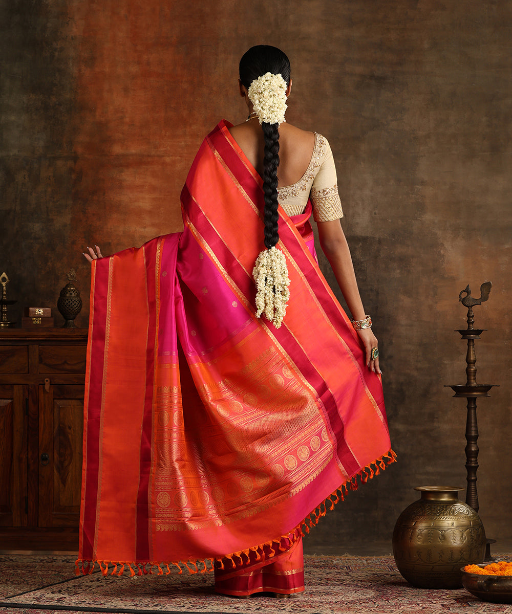 Handloom_Magenta_Pure_Silk_Kanjivaram_Saree_With_Orange_Border_And_Pure_Zari_WeaverStory_03