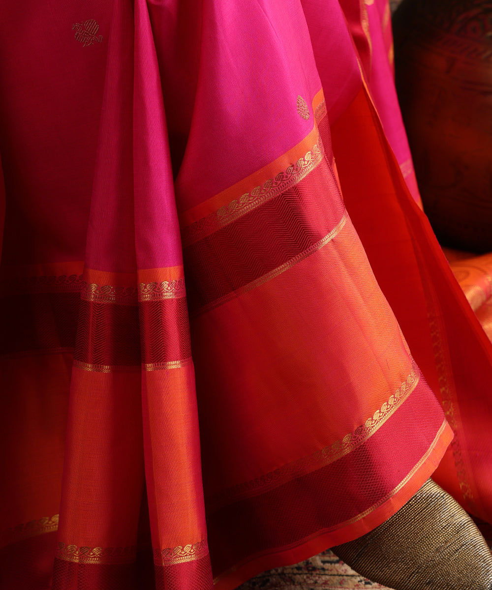 Handloom_Magenta_Pure_Silk_Kanjivaram_Saree_With_Orange_Border_And_Pure_Zari_WeaverStory_04