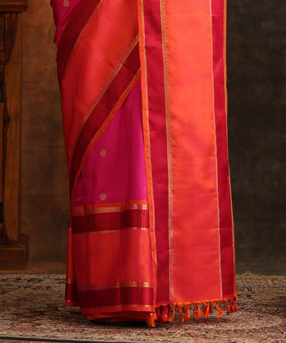 Handloom_Magenta_Pure_Silk_Kanjivaram_Saree_With_Orange_Border_And_Pure_Zari_WeaverStory_05