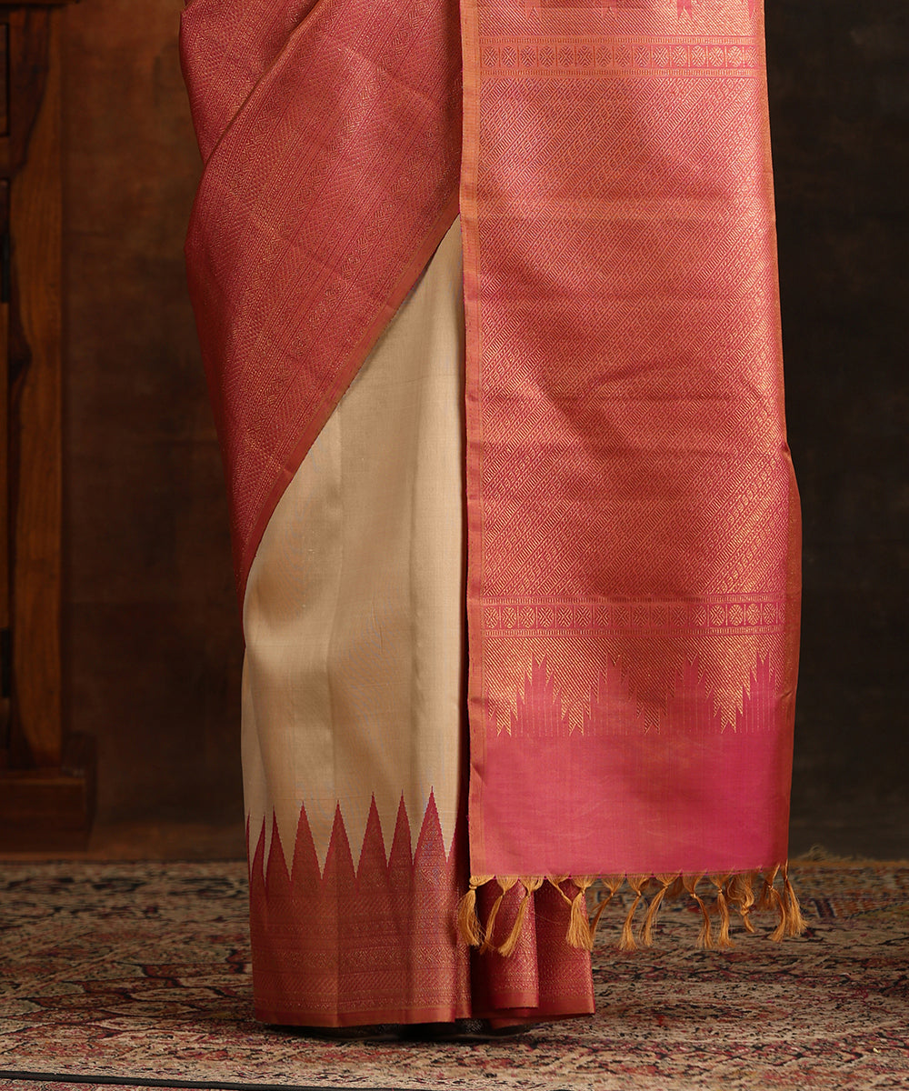 Cream_And_Rose_Pink_Handloom_Pure_Silk_Rising_Temple_Kanjivaram_Saree_With_Pure_Zari_WeaverStory_05