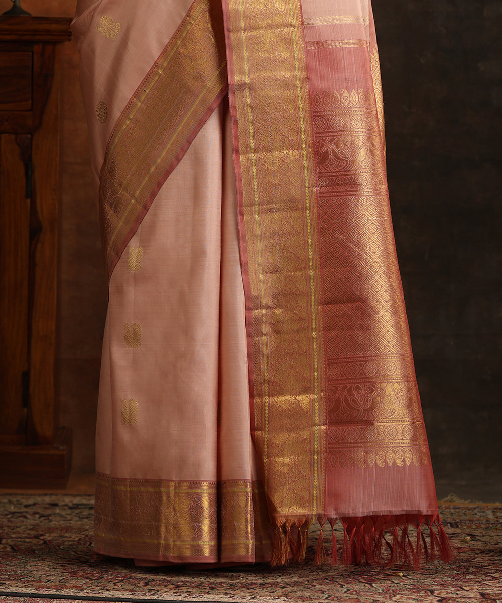 Light_Mauve_Handloom_Pure_Silk_Kanjivaram_Saree_With_Pure_Zari_And_Dusty_Border_WeaverStory_05