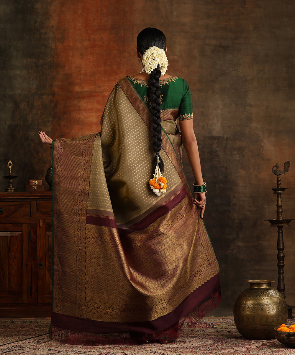 Grey_And_Brown_Handloom_Pure_Silk_Kanjivaram_Saree_With_Pure_Zari_And_Green_Selvedge_WeaverStory_03