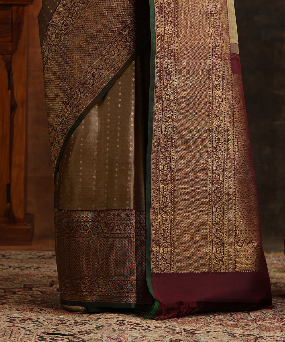 Grey_And_Brown_Handloom_Pure_Silk_Kanjivaram_Saree_With_Pure_Zari_And_Green_Selvedge_WeaverStory_04