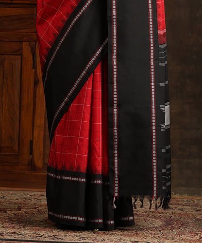 Red_Handloom_Pure_Silk_Kanjivaram_Saree_With_Black_Silk_Border_WeaverStory_05