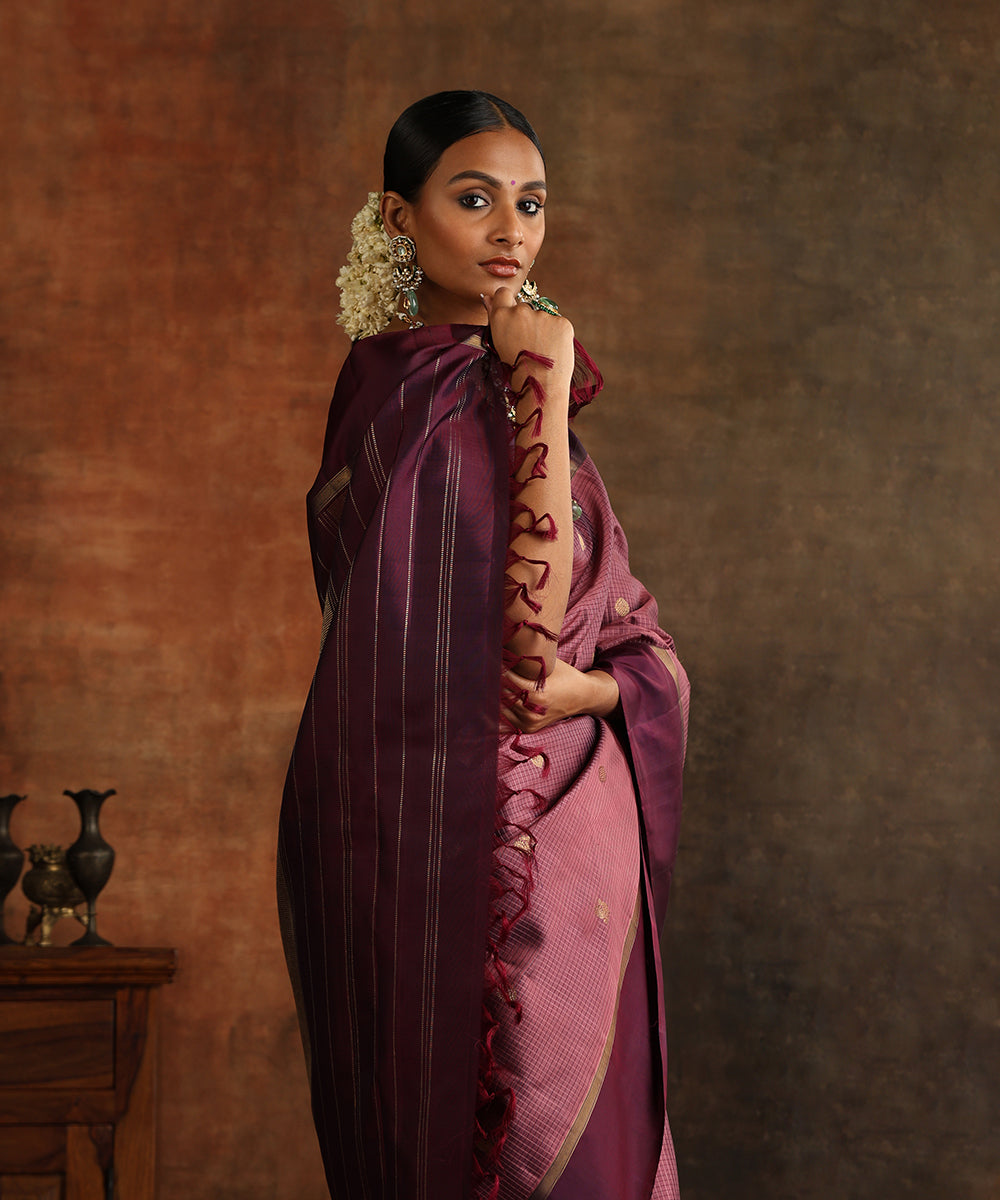 Handloom_Mauve_Pure_Silk_Kanjivaram_Saree_With_Checks_And_Wine_Border_WeaverStory_01