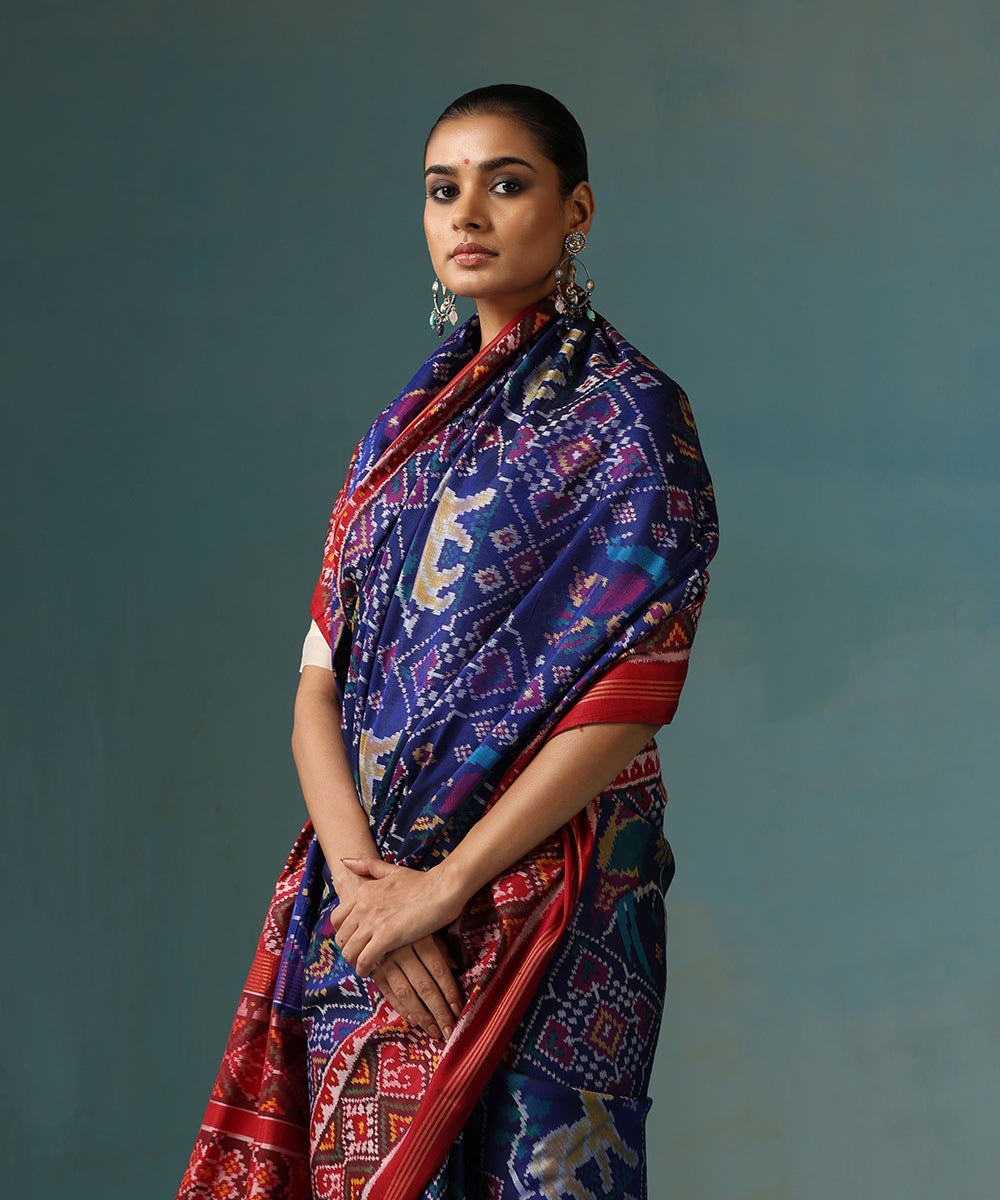 Handloom_Blue_And_Red_Pure_Mulberry_Silk_Ikat_Patola_Saree_With_Peacock_And_Deer_Motif_WeaverStory_01