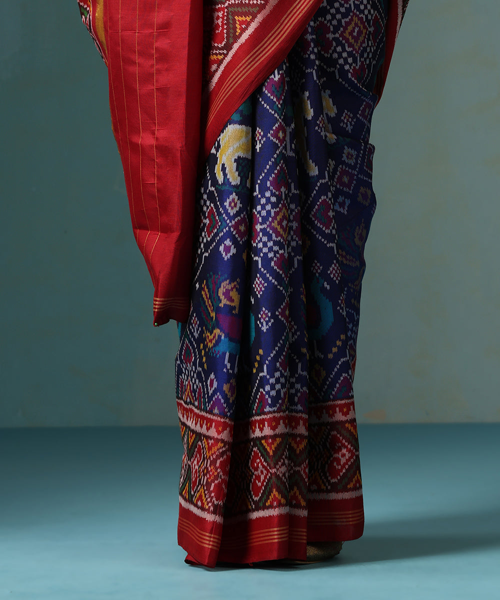 Handloom_Blue_And_Red_Pure_Mulberry_Silk_Ikat_Patola_Saree_With_Peacock_And_Deer_Motif_WeaverStory_04