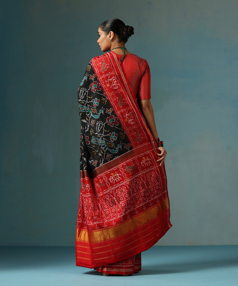 Handloom_Black_And_Red_Pure_Mulberry_Silk_Ikat_Patola_Saree_With_Peacock_Motif_WeaverStory_03