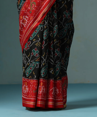 Handloom_Black_And_Red_Pure_Mulberry_Silk_Ikat_Patola_Saree_With_Peacock_Motif_WeaverStory_04