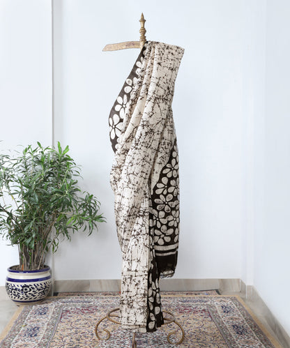 Black_And_White_Handloom_Pure_Mulberry_Silk_Batik_Saree_WeaverStory_01