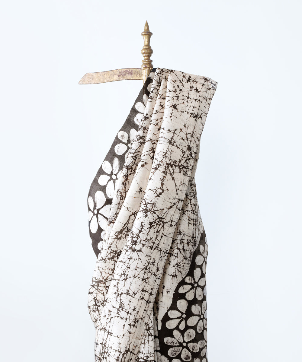 Black_And_White_Handloom_Pure_Mulberry_Silk_Batik_Saree_WeaverStory_02