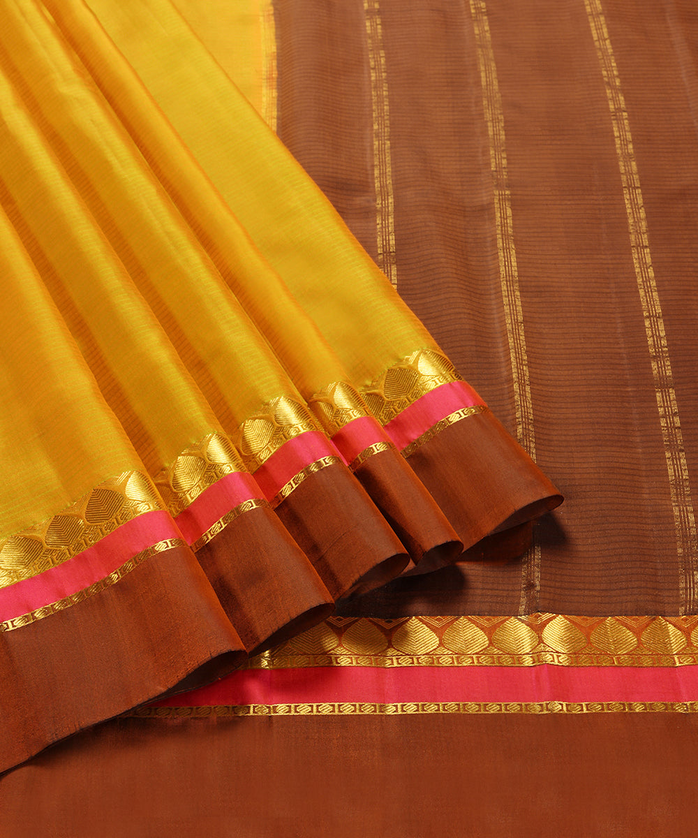 Green_And_Yellow_Handloom_Pure_Silk_Saree_With_Pink_Thin_Border_WeaverStory_02