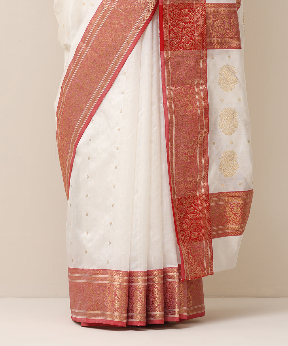 Handloom_White_Pure_Silk_Chanderi_Saree_With_Gold_Zari_Boota_And_Red_Nakshi_Border_WeaverStory_04