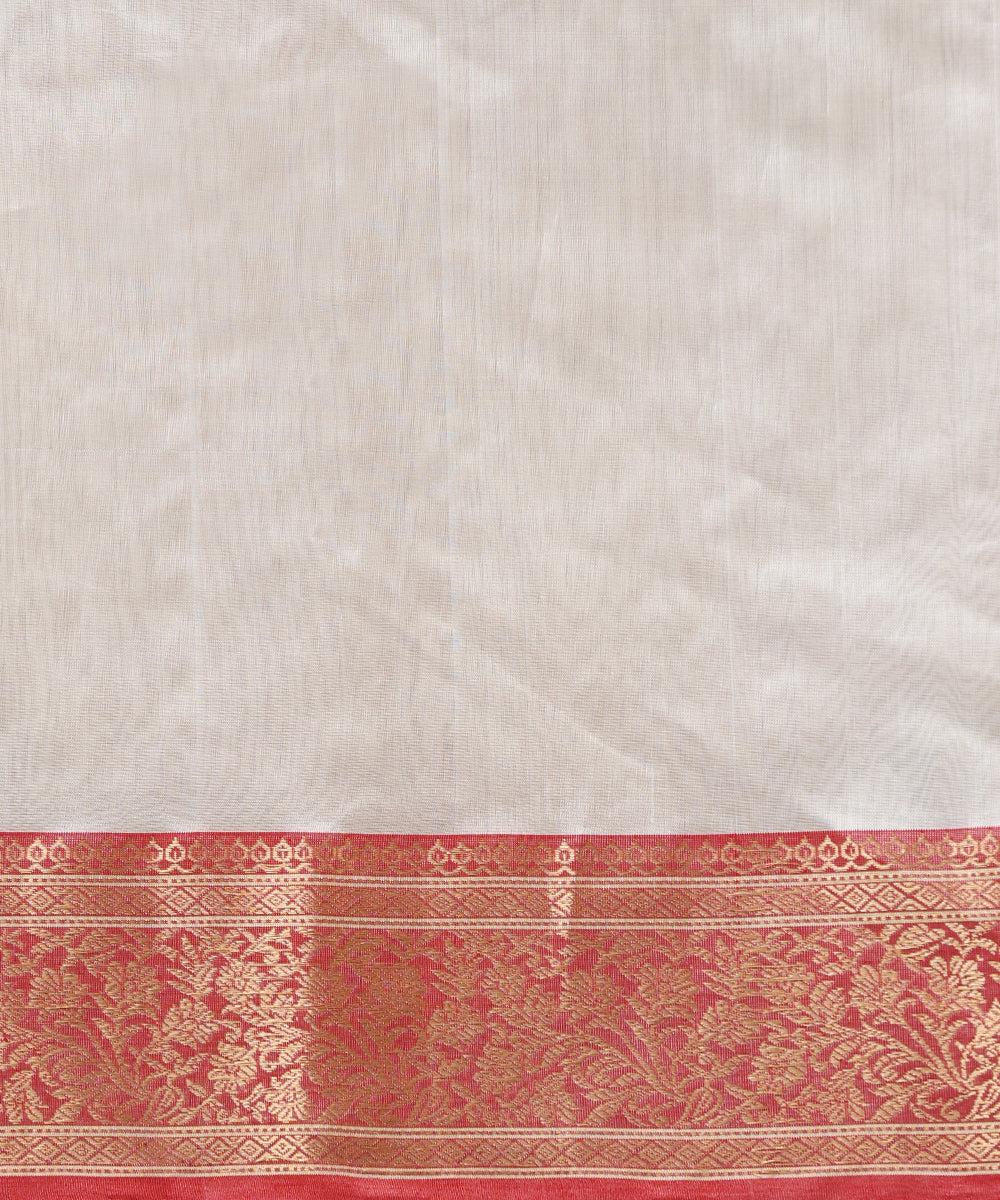 Handloom_White_Pure_Silk_Chanderi_Saree_With_Gold_Zari_Boota_And_Red_Nakshi_Border_WeaverStory_05