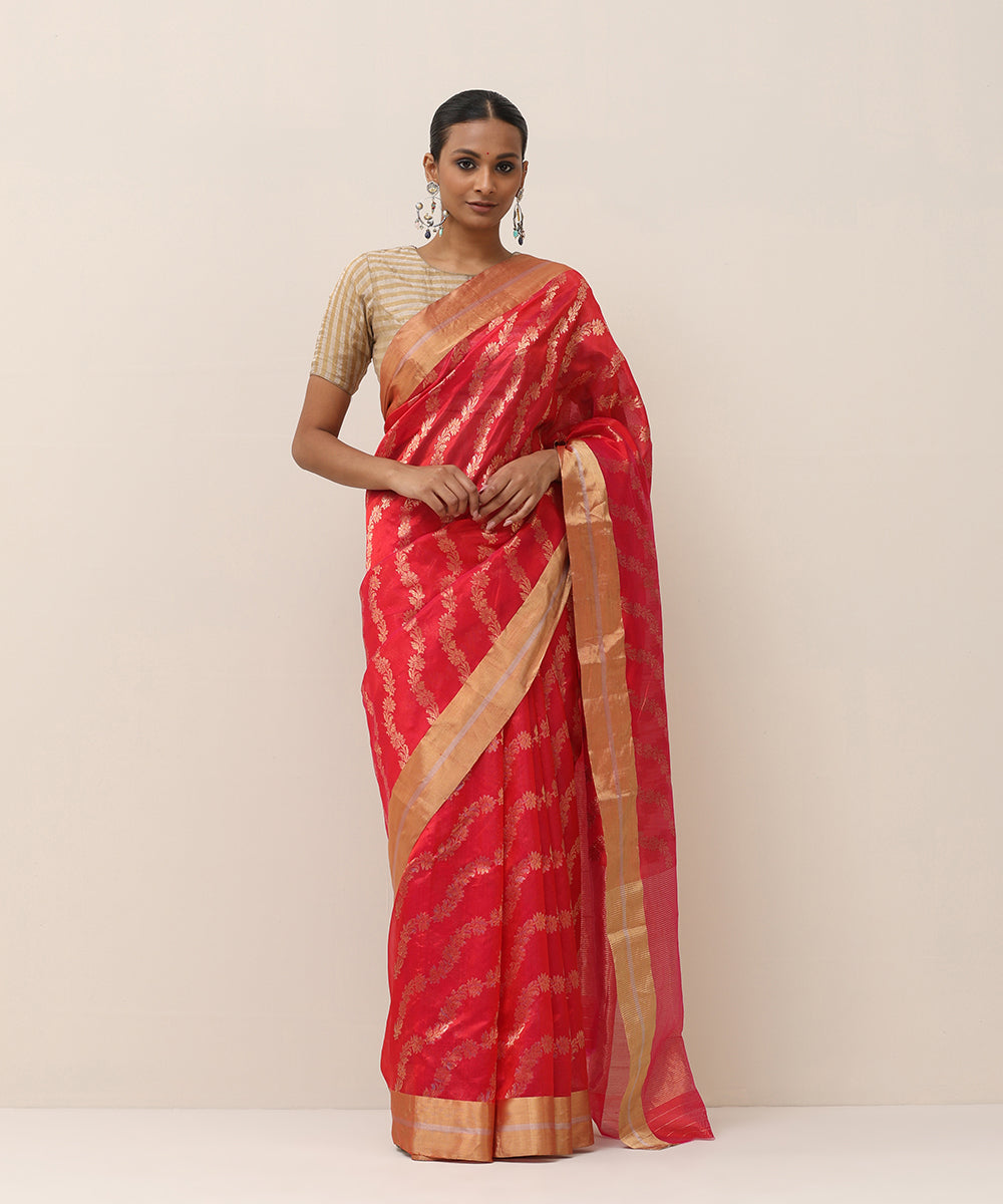 Red_And_Pink_Dual_Tone_Handloom_Pure_Silk_Chanderi_Saree_With_Allover_Jaal_And_Gold_Border_WeaverStory_01