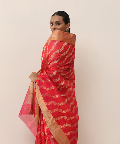 Red_And_Pink_Dual_Tone_Handloom_Pure_Silk_Chanderi_Saree_With_Allover_Jaal_And_Gold_Border_WeaverStory_02