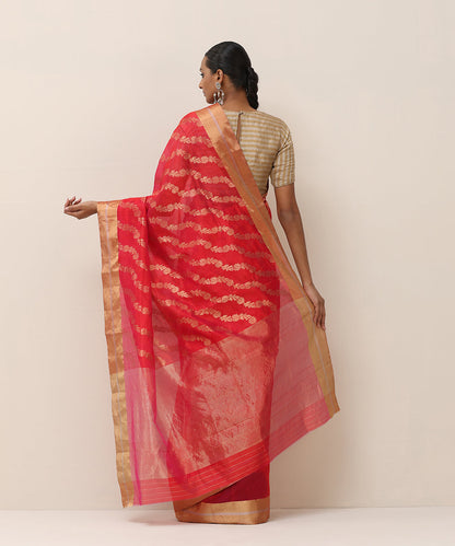 Red_And_Pink_Dual_Tone_Handloom_Pure_Silk_Chanderi_Saree_With_Allover_Jaal_And_Gold_Border_WeaverStory_03