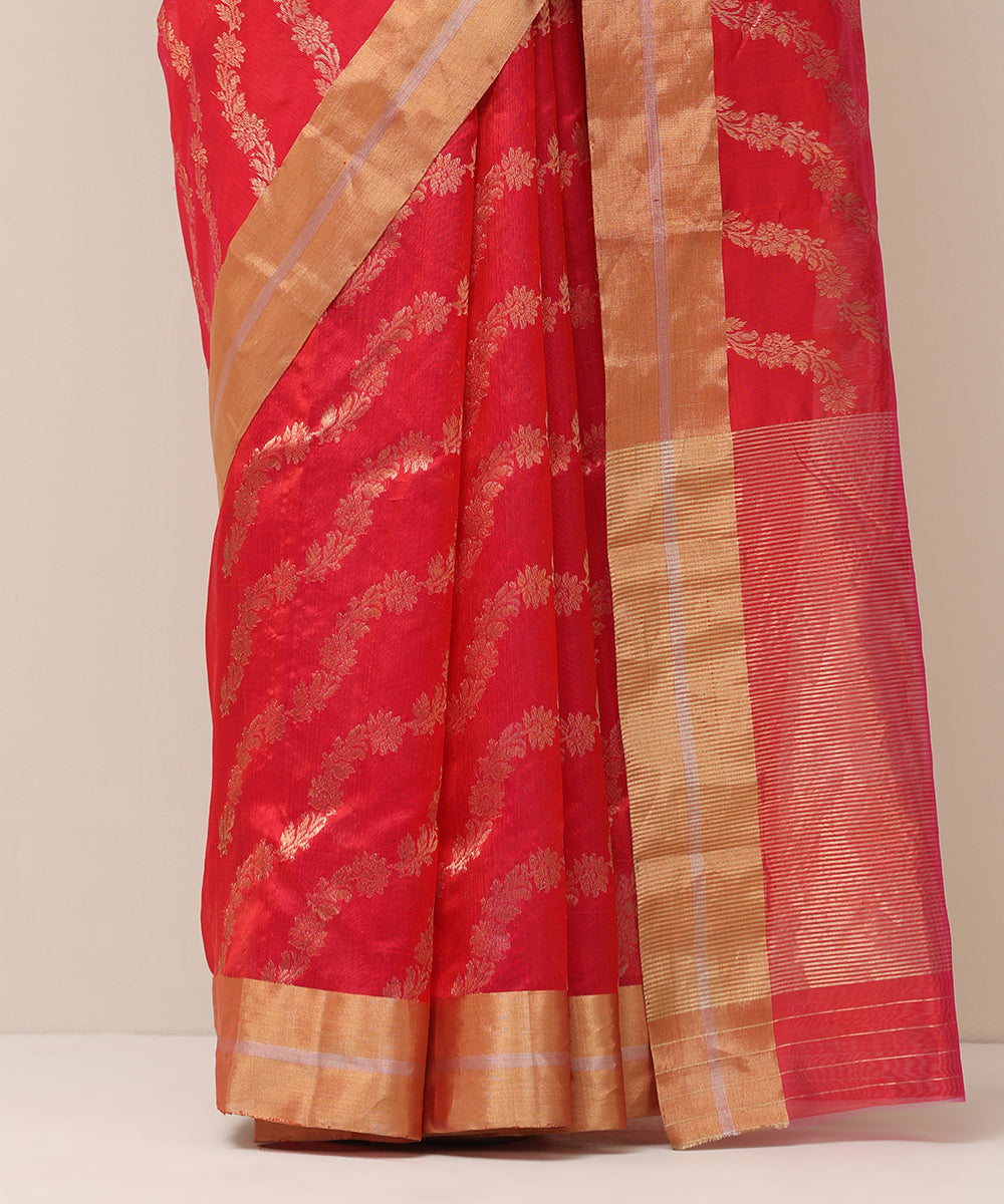 Red_And_Pink_Dual_Tone_Handloom_Pure_Silk_Chanderi_Saree_With_Allover_Jaal_And_Gold_Border_WeaverStory_04