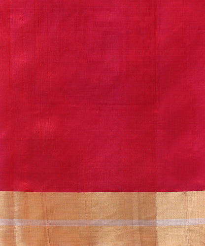 Red_And_Pink_Dual_Tone_Handloom_Pure_Silk_Chanderi_Saree_With_Allover_Jaal_And_Gold_Border_WeaverStory_05