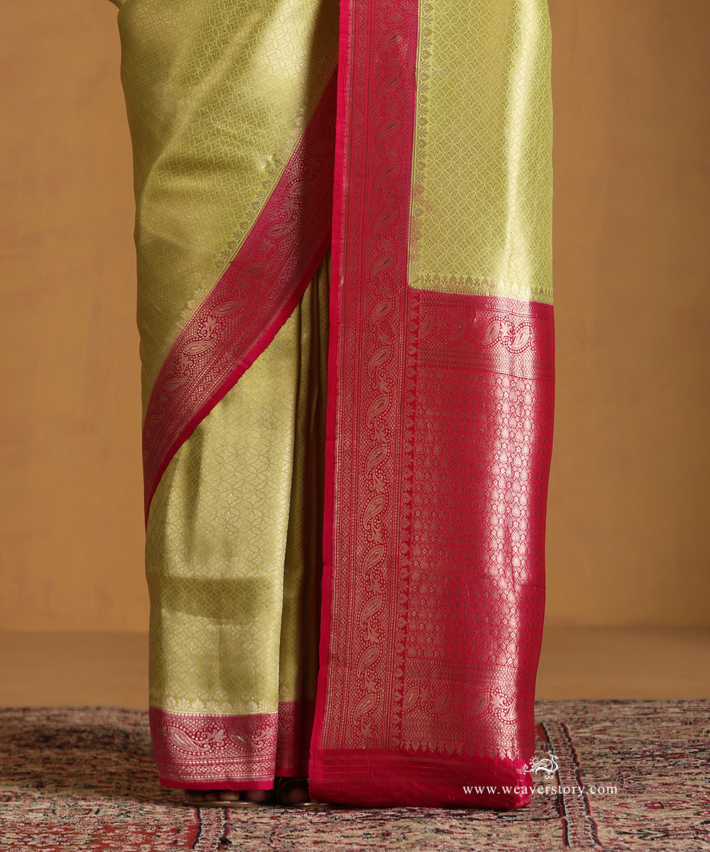 Handloom_Lime_Green_Pure_Katan_Silk_Zari_Tanchoi_Banarasi_Saree_With_Pink_Contrast_Woven_Border_Pallu_WeaverStory_04