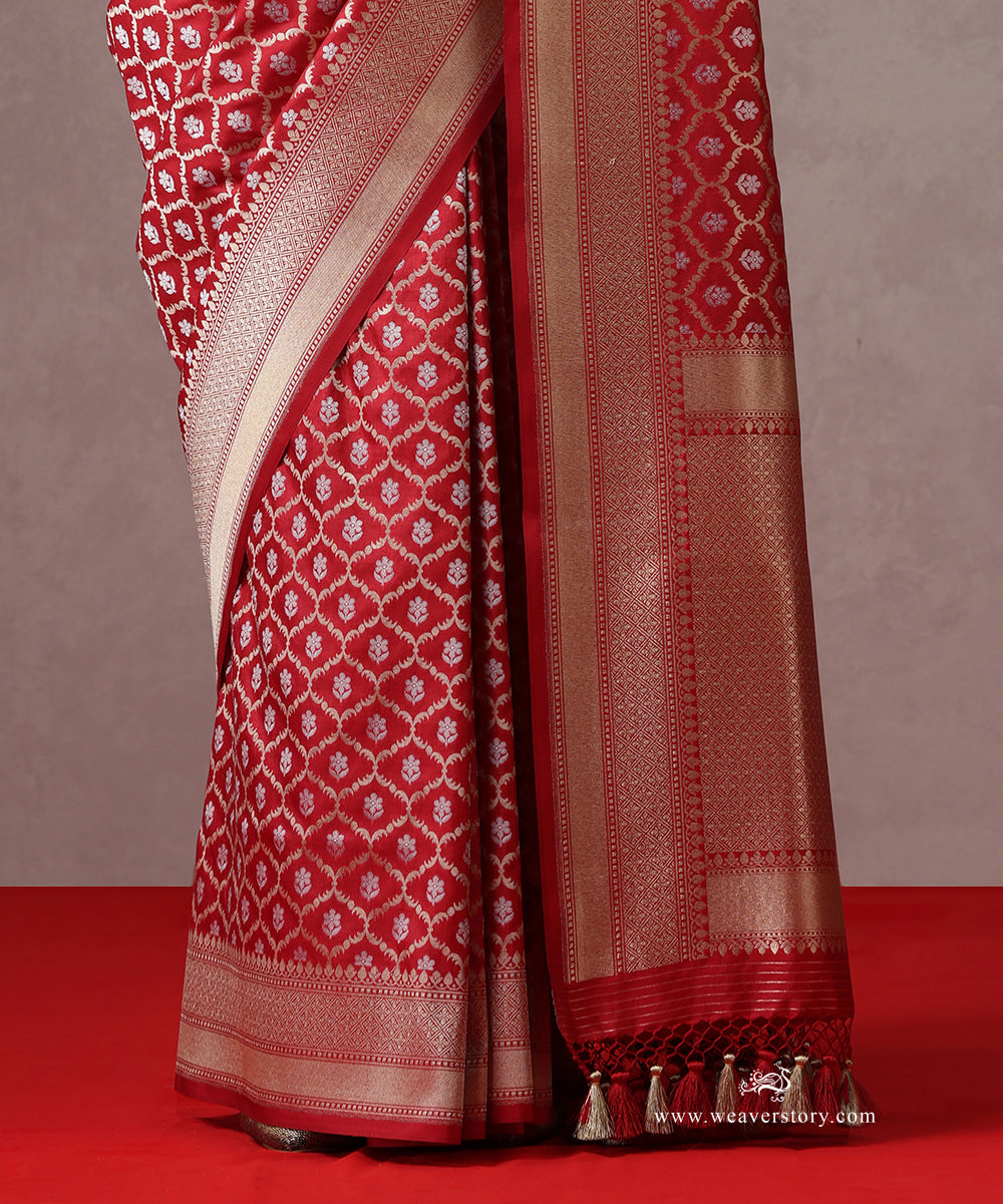 Handloom_Red_Pure_Katan_Silk_Banarasi_Saree_With_Silver_Small_Flower_Boota_WeaverStory_04