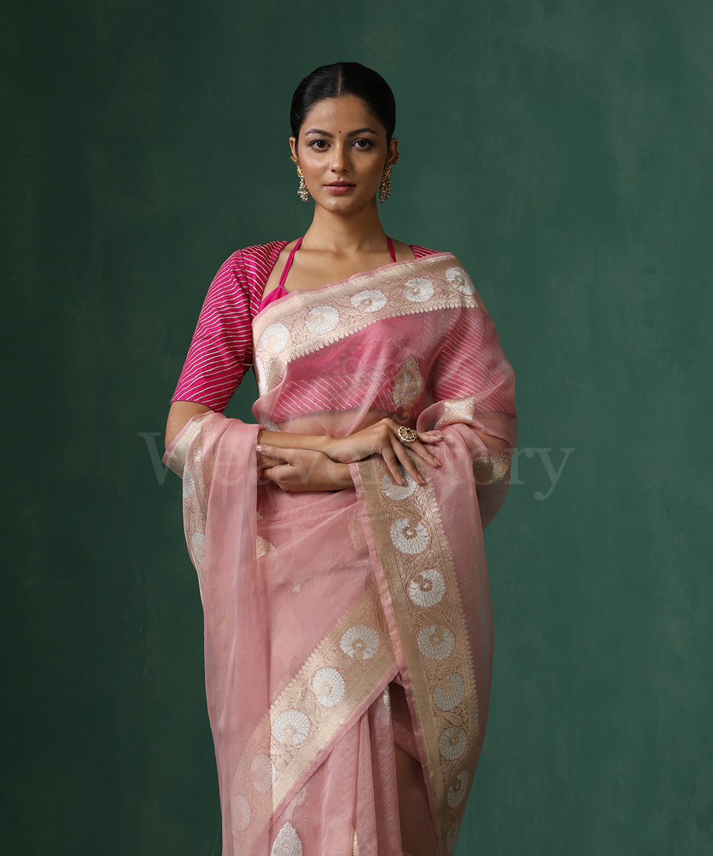 Soft_Pink_Handloom_Pure_Kora_Silk_Banarasi_Saree_With_Sona_Rupa_Kadhwa_Zari_Guldasta_Motifs_Booti_WeaverStory_02