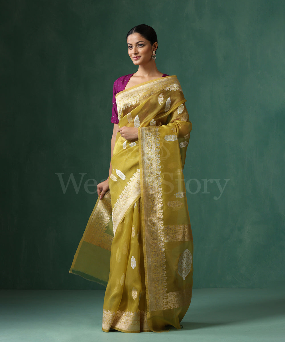 Lemon_Green_Handloom_Pure_Kora_Silk_Banarasi_Saree_With_Sona_Rupa_Kadhwa_Zari_Booti_WeaverStory_01