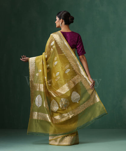 Lemon_Green_Handloom_Pure_Kora_Silk_Banarasi_Saree_With_Sona_Rupa_Kadhwa_Zari_Booti_WeaverStory_03