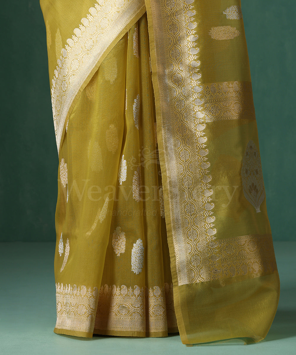 Lemon_Green_Handloom_Pure_Kora_Silk_Banarasi_Saree_With_Sona_Rupa_Kadhwa_Zari_Booti_WeaverStory_04