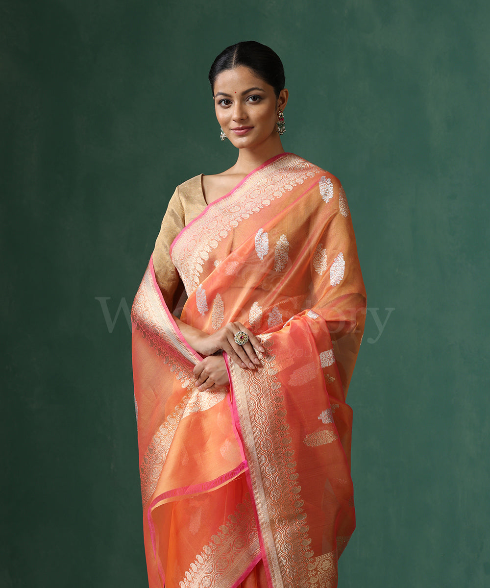 Handloom_Peach_Pure_Kora_Silk_Banarasi_Saree_With_Sona_Rupa_Kadhwa_Zari_Booti_And_Pink_Selvedge_WeaverStory_02