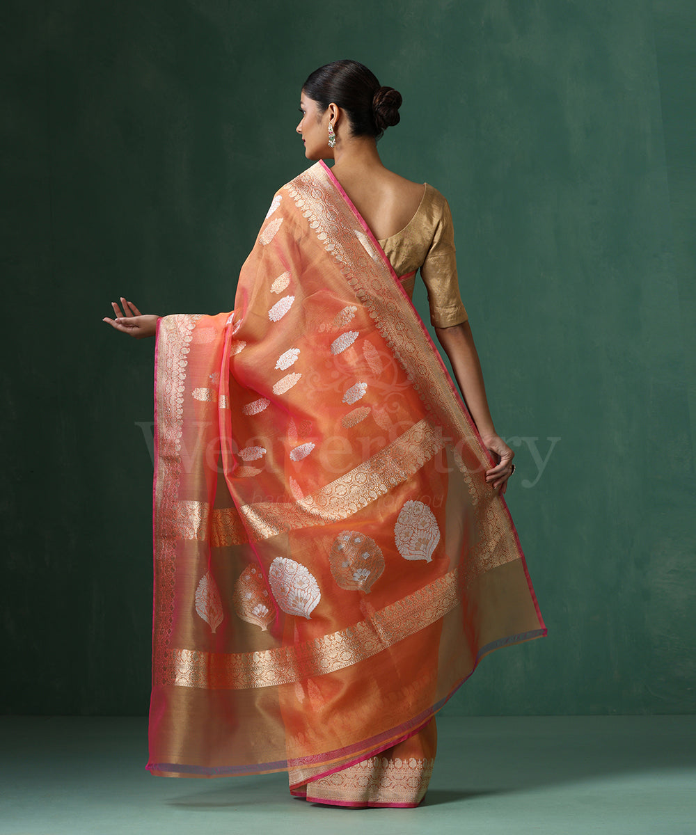 Handloom_Peach_Pure_Kora_Silk_Banarasi_Saree_With_Sona_Rupa_Kadhwa_Zari_Booti_And_Pink_Selvedge_WeaverStory_03