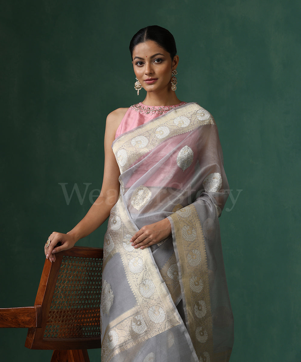 Grey_Handloom_Pure_Kora_Silk_Banarasi_Saree_With_Sona_Rupa_Kadhwa_Zari_Booti_WeaverStory_02