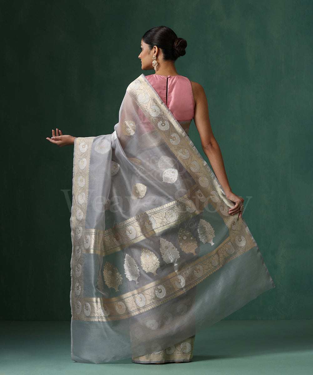 Grey_Handloom_Pure_Kora_Silk_Banarasi_Saree_With_Sona_Rupa_Kadhwa_Zari_Booti_WeaverStory_03